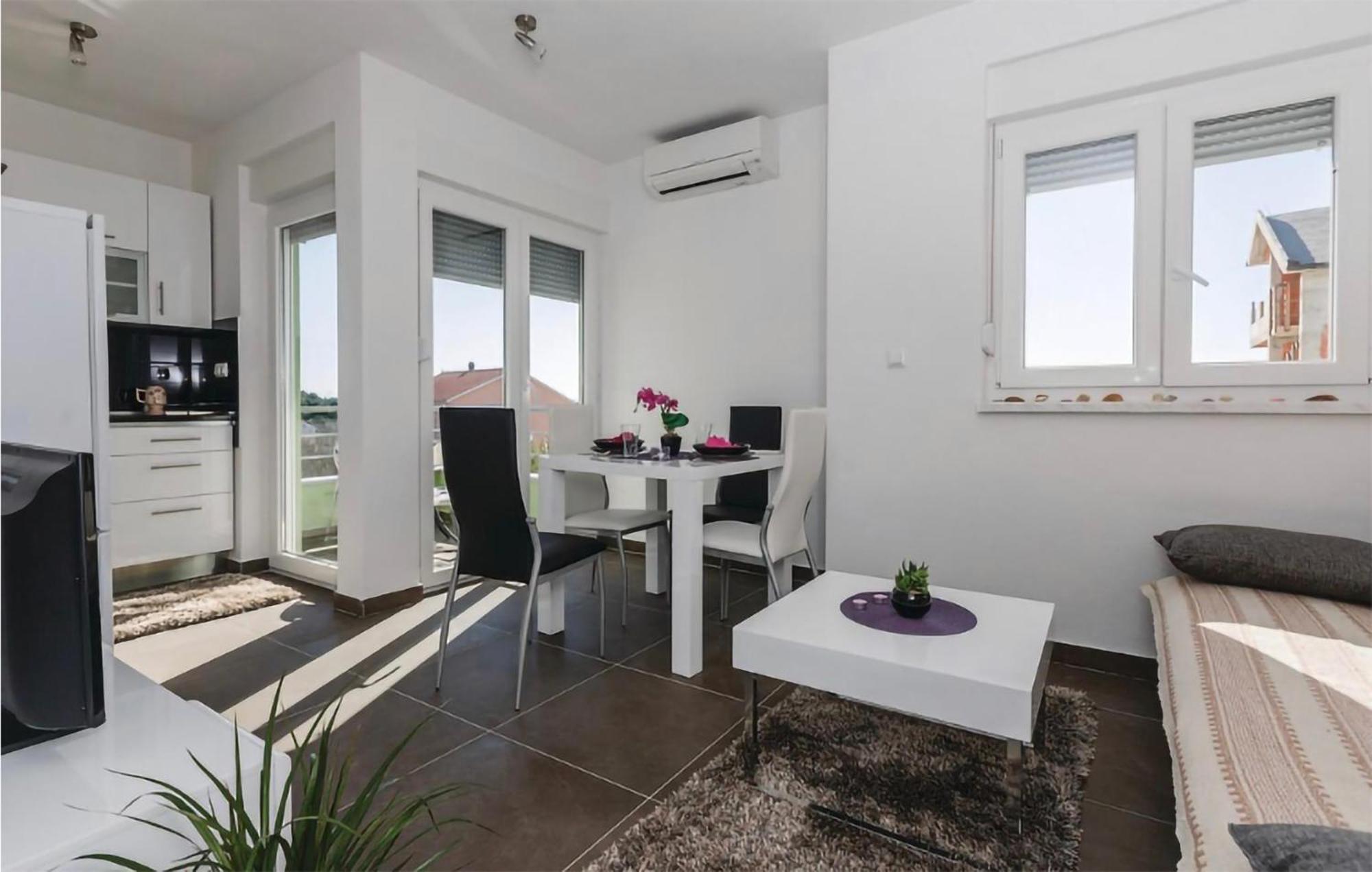 Amazing Apartment In Saldun With Wifi Трогір Екстер'єр фото